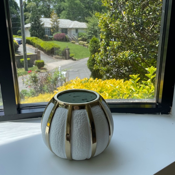 A beautiful textured ceramic flower vase - Picture 3 of 13